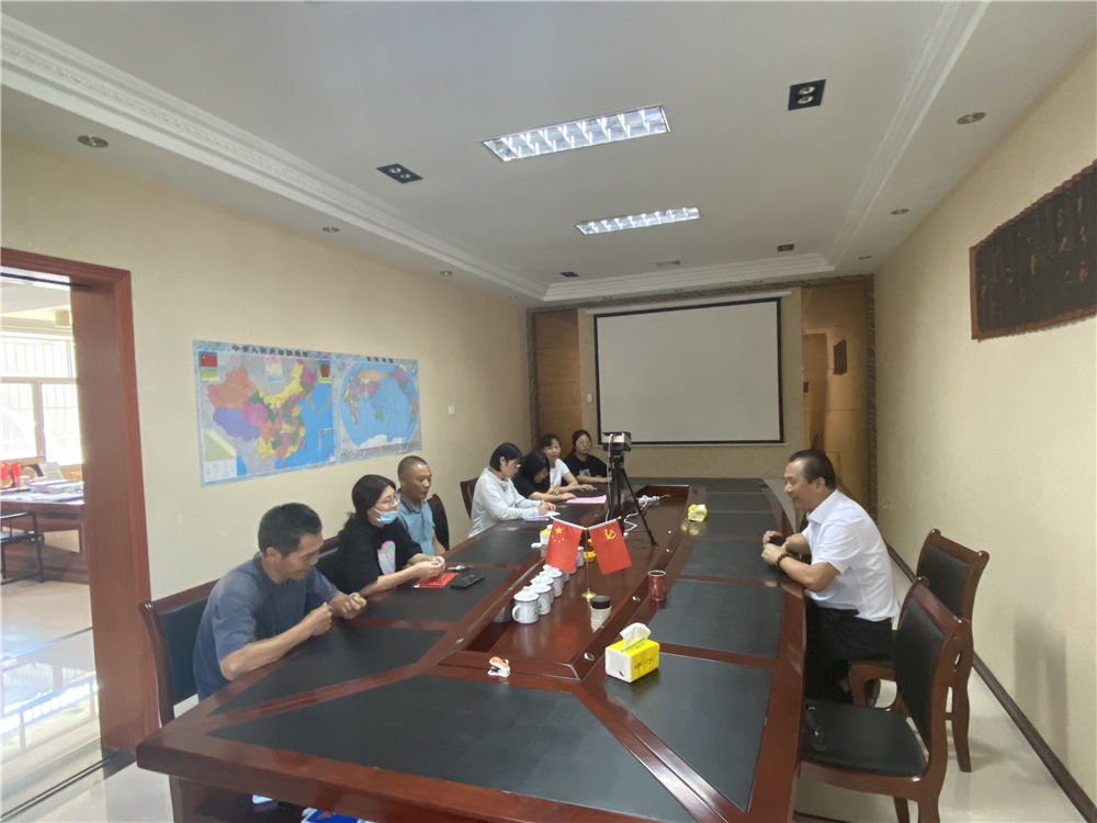 “關愛員工,情系學子”易順公司董事長為員工子女發(fā)放助學金