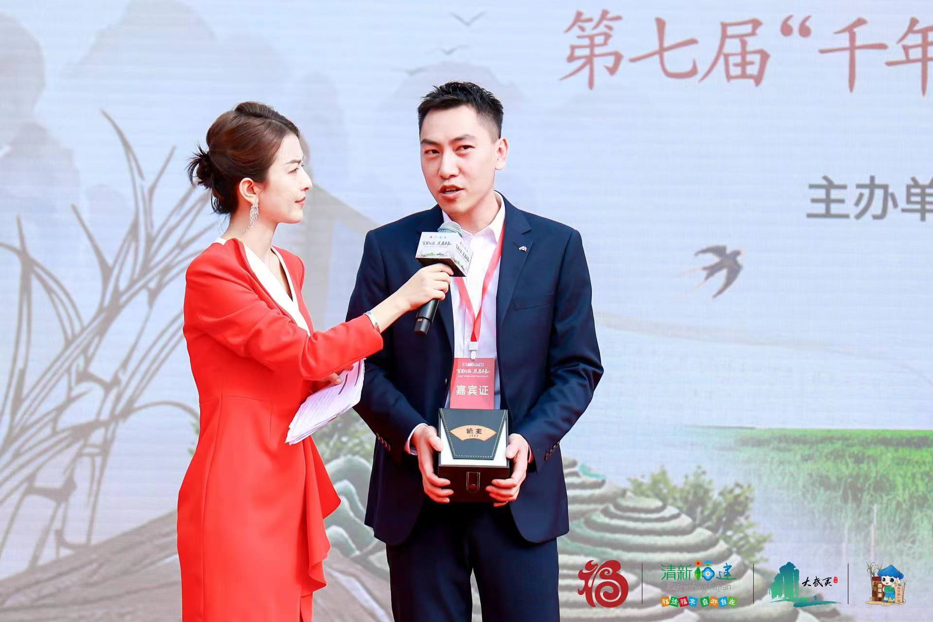 易順建工集團(tuán)總經(jīng)理李晉恒以高價(jià)斬獲“糖王”桂冠，助力萬(wàn)前村貧困村民